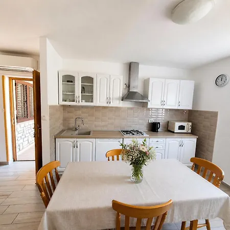 Apartments Renato Muzic Cres *